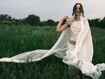 Top halter color crema, de poplin 100% algodón, con cuello ajustable con cordón.