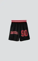 Bermuda deportiva negra de estilo NBA, confeccionada en tejido de punto deportivo. Presenta un elástico en la cintura con franjas rojas y blancas. Estampado frontal con la palabra "RAVERS" y el número "90" en rojo con borde blanco.
