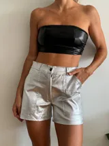 Short plateado de tiro alto con bolsillos cargo.