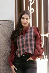 Chaleco sastrero de gabardina con diseño de cuadros, cierre frontal con botones y corte recto.