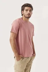 Remera de manga corta color rosa viejo, con cuello redondo y acabado deshilachado.
