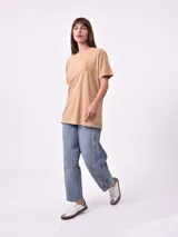 Remera violeta con cuello redondo y estampado frontal con la frase 'things between'.