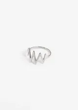 Anillo plateado de acero quirúrgico con diseño de línea de electrocardiograma.
