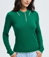 Blusa de punto de manga larga con cuello polo y cierre frontal parcial. Presenta un diseño ajustado al cuerpo en color blanco con detalles de ribetes en contraste en el cuello, puños y ruedo.