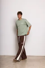 Camiseta verde agua de algodón con logo estampado en el frente.