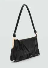 Bolso de hombro negro con diseño de flecos en toda su superficie. Cuenta con herrajes metálicos dorados en los laterales y cierre de cremallera superior.