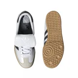 Championes adidas modelo Samba LT, de diseño clásico con base blanca, franjas laterales negras y suela de goma color caramelo. Presenta una lengüeta plegable característica y detalles en dorado.