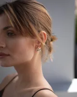 Aros de diseño minimalista en forma de corazón irregular, con acabado metálico pulido y cierre de perno con mariposa.