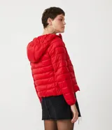 Campera puffer roja, ligera, de poliamida, con capucha y bolsillos con cremallera. Incluye bolsa para guardarla.