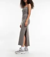 Vestido largo de algodón, color marrón topo, de corte ajustado al cuerpo con escote cuadrado y breteles finos. Presenta una abertura lateral en la falda.