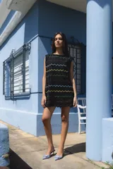 Minivestido tejido con lurex, con diseño de ondas horizontales en colores negro, marrón y rojo.