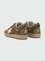 Zapatillas Golden Goose modelo Ball Star, confeccionadas en gamuza marrón con detalles en estampado animal print de leopardo en la puntera y el talón. Presentan una estrella lateral blanca, cordones marrones y suela de goma con efecto desgastado.