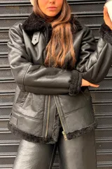 Campera bomber de cuero genuino color marrón oscuro, con interior y detalles en piel sintética color crema. Presenta cierre frontal, cuello solapa amplio y correas ajustables en el cuello y la cintura.