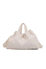 Cartera tipo bolso de mano color negro, con diseño funcional que incluye doble asa superior y correa ajustable extraíble. Presenta detalles de cordones decorativos en tonos naranja y amarillo, junto con herrajes metálicos y un parche con el logo de la marca en el frente.