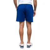 Bermuda deportiva azul con cintura elástica ajustable con cordón y logo de la marca en la pierna derecha.
