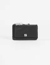 Monedero de tela color negro con cierre superior, correa de muñeca tipo cuerda y logo metálico en el frente.