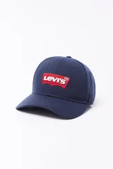 Gorra de béisbol azul marino con logo Levi's bordado en rojo y blanco.
