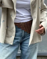 Bandada tejida de crochet color marrón.