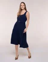 Vestido midi blanco de la marca Nina Leonard, sin mangas y con escote cuadrado. Cuenta con corte en la cintura, bolsillos laterales con solapa, falda fluida con detalle de frunce inferior e incluye un cinturón del mismo género con hebilla carey.