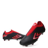 Championes de fútbol Umbro modelo Victory HG, diseñados para terrenos firmes. Presentan una combinación de colores negro y rojo, con capellada sintética texturizada para un mejor control del balón y una estructura ergonómica sin cordones para mayor ajuste.