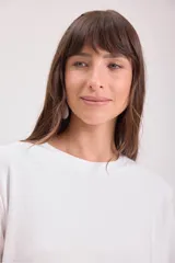 T-shirt negra de manga corta, cuello redondo y corte holgado.