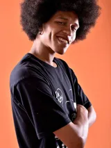 Remera negra con diseño estampado de Mickey Mouse en color blanco con estilo de dibujo animado clásico y texto "Oh Boy".