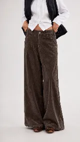 Pantalón de pana de algodón con tiro medio y corte de pierna ancha. Presenta dos bolsillos delanteros, dos bolsillos traseros con pespuntes y cierre frontal con botón y cremallera.
