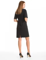Vestido midi de crepe color verde, con cuello a la base y detalle de escote entrelazado. Presenta mangas cortas, cierre invisible en la espalda y tajo en el ruedo.