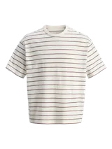 Camiseta de manga corta y cuello redondo con ajuste oversize. Presenta un diseño de rayas horizontales finas en color marrón sobre fondo crema, confeccionada en algodón suave.