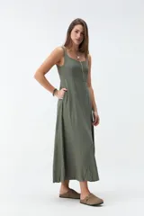 Vestido midi negro con escote cuadrado, tirantes anchos y falda de corte acampanado.