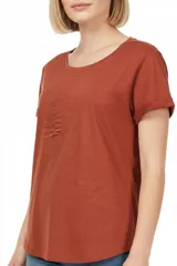 Remera de manga corta color blanco con cuello redondo y dobladillo redondeado.