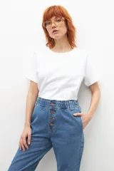 Pantalón de jean celeste, corte paperbag, tiro alto y corte holgado.