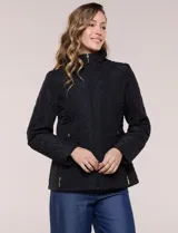 Campera negra capitoneada con diseño acolchado de rombos, cuello alto, cierre frontal y bolsillos laterales con cierre.