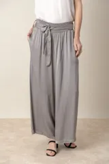 Pantalón palazzo gris de viscosa con cintura elastizada, lazo ajustable y bolsillos laterales.