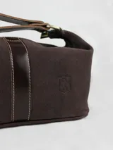 Necessaire de cuero gamuzado color tostado con detalles de cuero marrón oscuro, manija superior y cierre metálico.