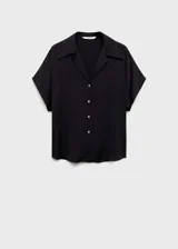 Camisa negra de tejido satinado, manga corta, cuello camisero y cierre frontal con botones.
