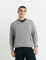 Sweater de punto color ladrillo con cuello en V y mangas largas.