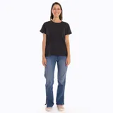 Remera de algodón reciclado color negro, con cuello redondo, mangas cortas y un bolsillo abierto en el pecho.