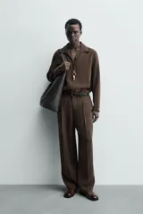 Camisa de manga larga color marrón oscuro, con cuello solapa y abertura frontal, confeccionada en tejido fluido con mezcla de modal. Presenta un calce relajado y aberturas laterales en el bajo.