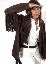 Blazer de gamuza color chocolate con diseño de flecos largos en las mangas y el frente. Presenta solapas clásicas y un corte estructurado.