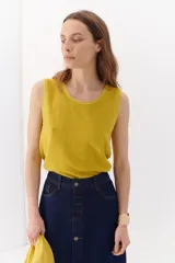 Musculosa color crema de tejido de lino con cuello redondo y sisas anchas.