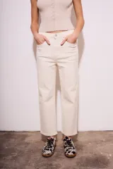 Pantalón de jean color crudo, corte recto, tiro medio, confeccionado en algodón peinado con elastano.