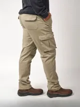 Pantalón cargo negro de corte recto, confeccionado en gabardina de algodón y lycra. Cuenta con bolsillos laterales, bolsillos plastrón con fuelle, botón y solapa a media pierna, bolsillos ojal con botón y solapa en la parte trasera, y refuerzo con doble tela en la entrepierna trasera.