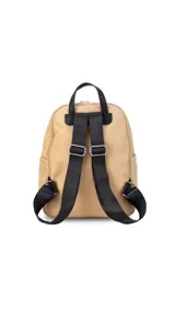 Mochila de nylon color verde oliva, con cierre principal y dos bolsillos frontales con cierre. Tiene correas de hombro ajustables en color negro y asa superior de agarre.