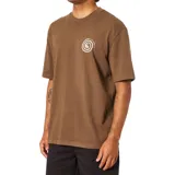 Remera de manga corta color marrón con un ligero efecto lavado, corte relajado y un pequeño estampado circular blanco en el pecho izquierdo con un símbolo de yin-yang estilizado y texto alrededor.