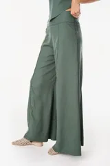 Pantalón de pernera ancha color verde militar, de tiro alto y diseño fluido.