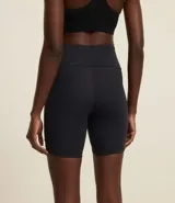 Bermuda deportiva azul de poliamida, con cintura alta y corte ajustado.