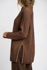 Sweater texturado de punto acanalado en color marrón, con cuello redondo, mangas largas y aberturas laterales en el bajo.
