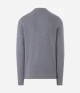 Suéter de punto de algodón con textura perlada, color gris melange. Presenta cuello polo con cierre de tres botones, manga larga y terminaciones acanaladas en puños y ruedo.