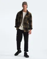 Camisa marrón a cuadros negros con forro polar sherpa en el interior, de corte clásico, con cierre de botones a presión, bolsillo en el pecho con solapa y bolsillos laterales ribeteados. Marca The North Face.